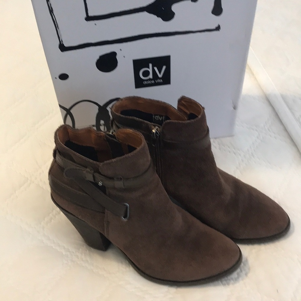 Dolce Vita brown suede booties!  HAWT! 🙌🏻😍